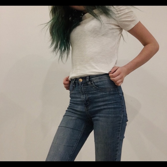 •white lilly pulitzer top w/ ruffled sleeves• - Picture 1 of 6